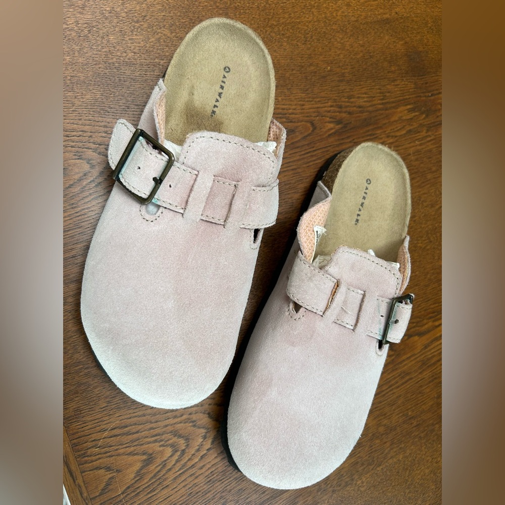 Pale pink Suede Airwalk Women’s Leather Adjustable Buckle Clogs Sz 7.5. Like new